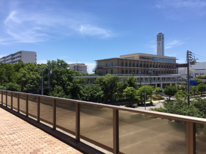 当センターが右手に見えてきます